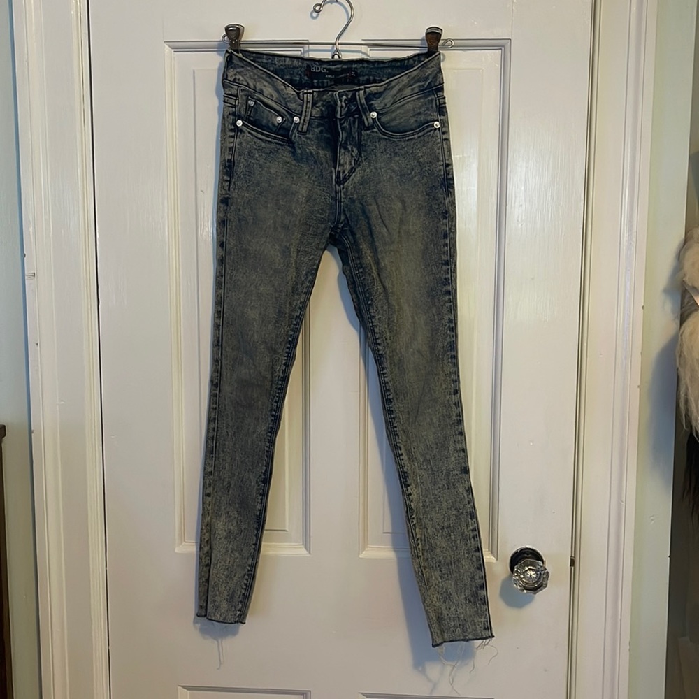BDG ankle cigarette denim. Open hem distressed ankles. Acid wash look.